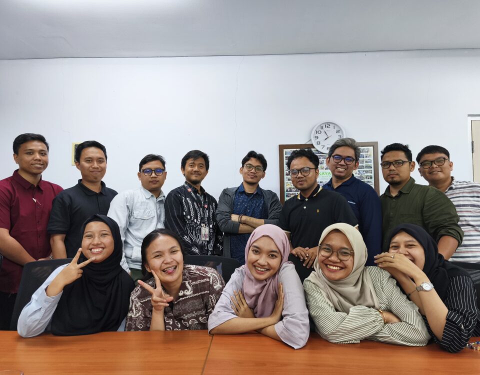 Peserta pelatihan bahasa Jepang tim korporat berfoto bersama di ruang pelatihan, menunjukkan semangat dan kekompakan usai sesi pelatihan.