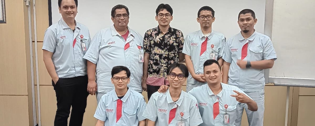 Peserta in house training bahasa Jepang berfoto bersama instruktur di ruang pelatihan perusahaan setelah sesi pelatihan selesai.