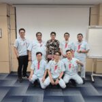 Peserta in house training bahasa Jepang berfoto bersama instruktur di ruang pelatihan perusahaan setelah sesi pelatihan selesai.
