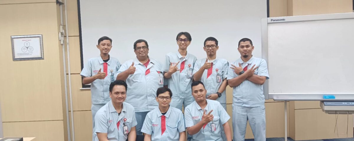 Peserta pelatihan bahasa Jepang berfoto bersama setelah menyelesaikan program yang disesuaikan dengan kebutuhan perusahaan.