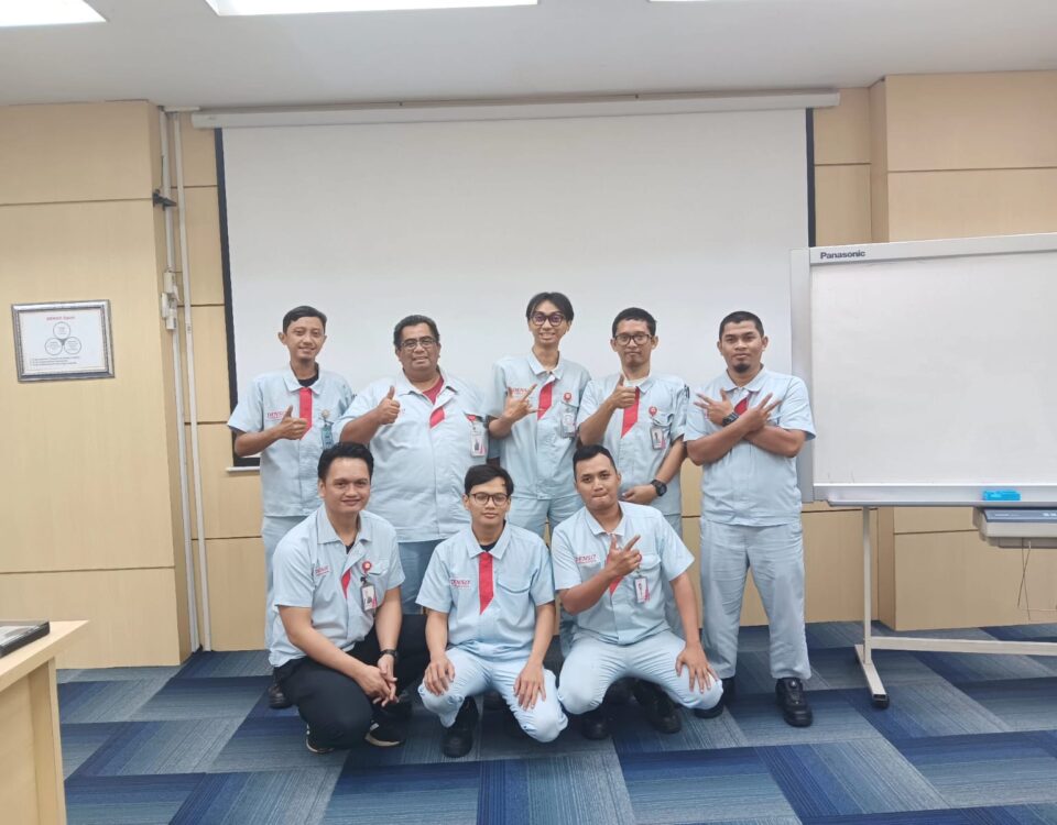 Peserta pelatihan bahasa Jepang berfoto bersama setelah menyelesaikan program yang disesuaikan dengan kebutuhan perusahaan.