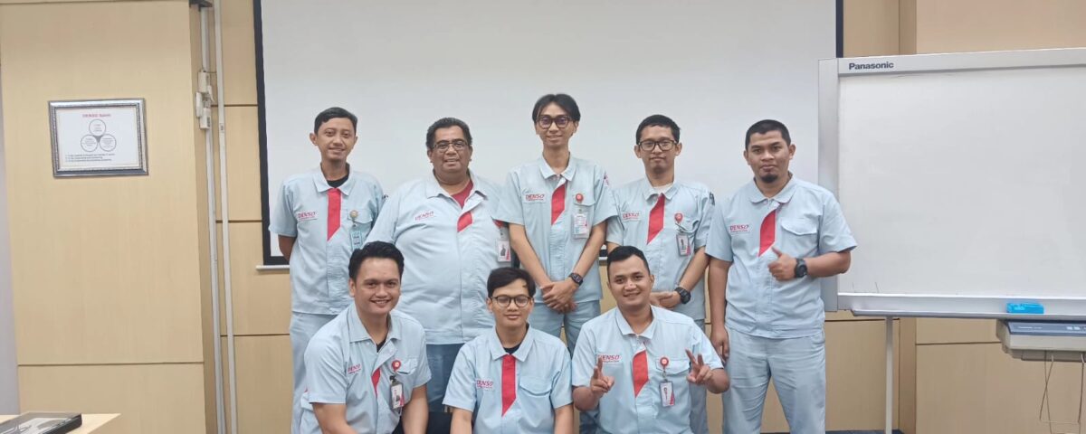 Peserta pelatihan komunikasi internal bahasa Jepang berfoto bersama setelah sesi pelatihan di perusahaan.