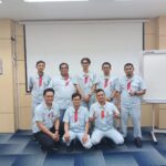 Peserta pelatihan komunikasi internal bahasa Jepang berfoto bersama setelah sesi pelatihan di perusahaan.