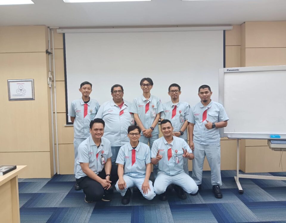 Peserta pelatihan komunikasi internal bahasa Jepang berfoto bersama setelah sesi pelatihan di perusahaan.