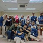 Peserta pelatihan bahasa Jepang reguler perusahaan berfoto bersama setelah sesi pelatihan di lingkungan kerja.