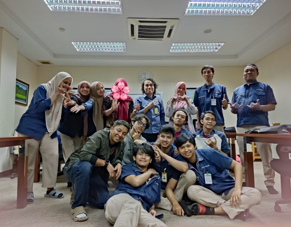Peserta pelatihan bahasa Jepang reguler perusahaan berfoto bersama setelah sesi pelatihan di lingkungan kerja.