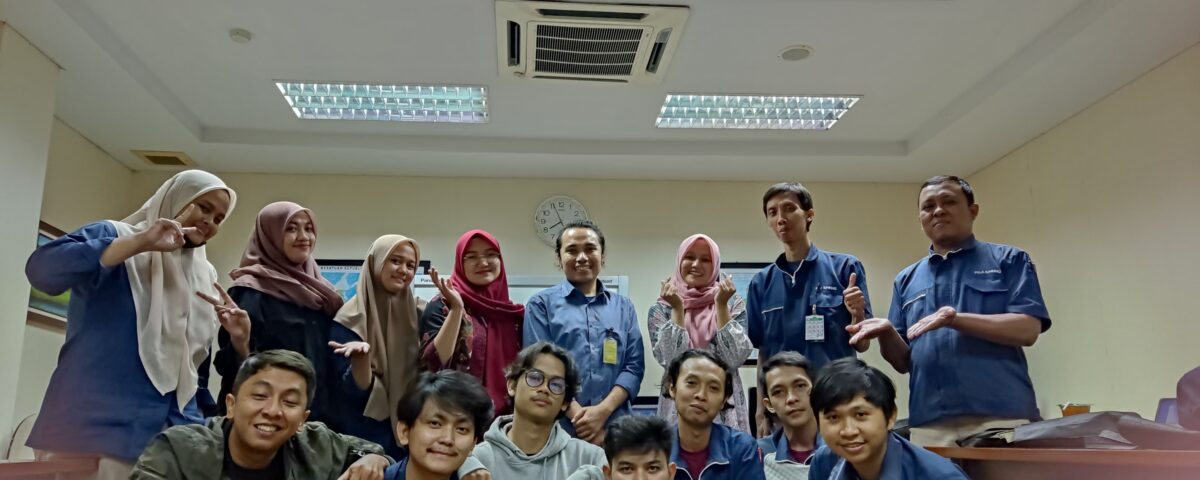 Peserta in house training bahasa Jepang perusahaan multinasional berfoto bersama setelah sesi pelatihan.