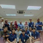 Peserta in house training bahasa Jepang perusahaan multinasional berfoto bersama setelah sesi pelatihan.