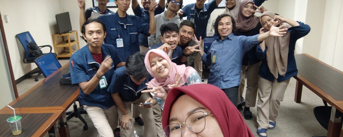 Peserta kursus bahasa Jepang privat perusahaan berfoto bersama di akhir sesi pelatihan dengan suasana santai dan akrab.