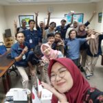 Peserta kursus bahasa Jepang privat perusahaan berfoto bersama di akhir sesi pelatihan dengan suasana santai dan akrab.
