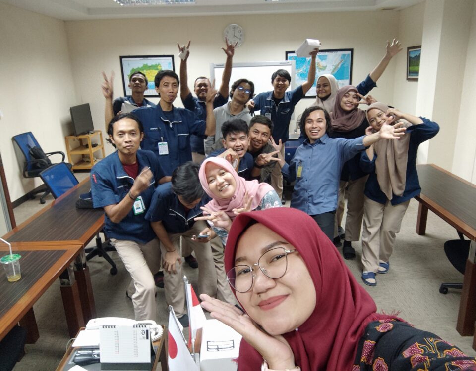 Peserta kursus bahasa Jepang privat perusahaan berfoto bersama di akhir sesi pelatihan dengan suasana santai dan akrab.
