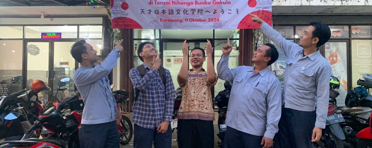 Peserta pelatihan in house training bahasa Jepang semua level berfoto di depan spanduk pelatihan di Tensai Nihongo Bunka Gakuin.
