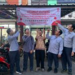 Peserta pelatihan in house training bahasa Jepang semua level berfoto di depan spanduk pelatihan di Tensai Nihongo Bunka Gakuin.