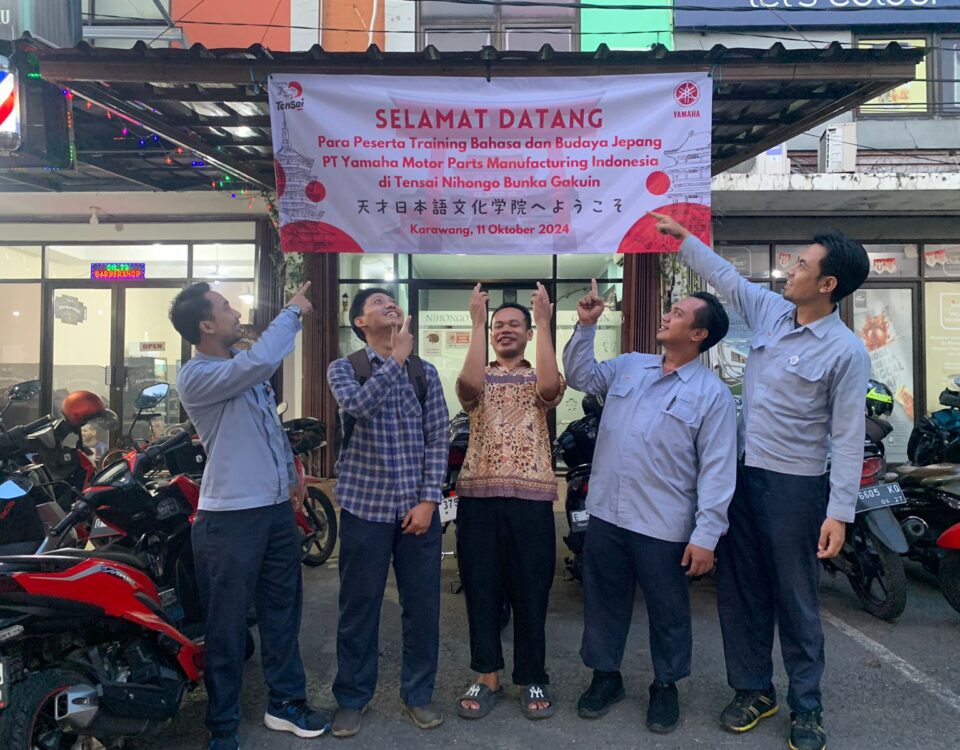 Peserta pelatihan in house training bahasa Jepang semua level berfoto di depan spanduk pelatihan di Tensai Nihongo Bunka Gakuin.