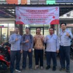 Peserta pelatihan bahasa Jepang untuk karyawan baru berfoto di depan spanduk pelatihan di Tensai Nihongo Bunka Gakuin.