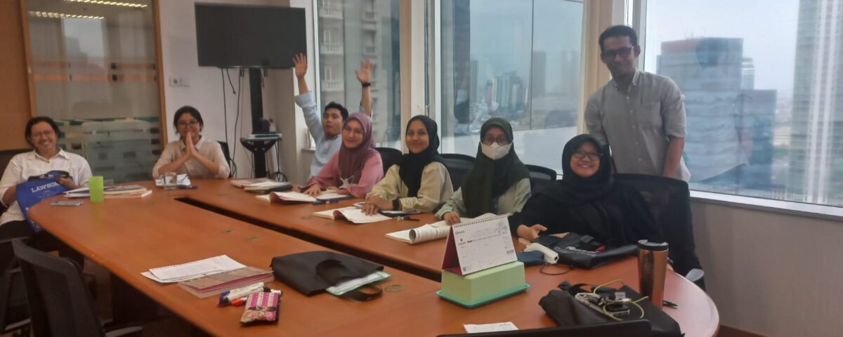 Peserta in house training bahasa Jepang di ruang meeting perusahaan, mengikuti pelatihan untuk mendukung ekspansi bisnis.