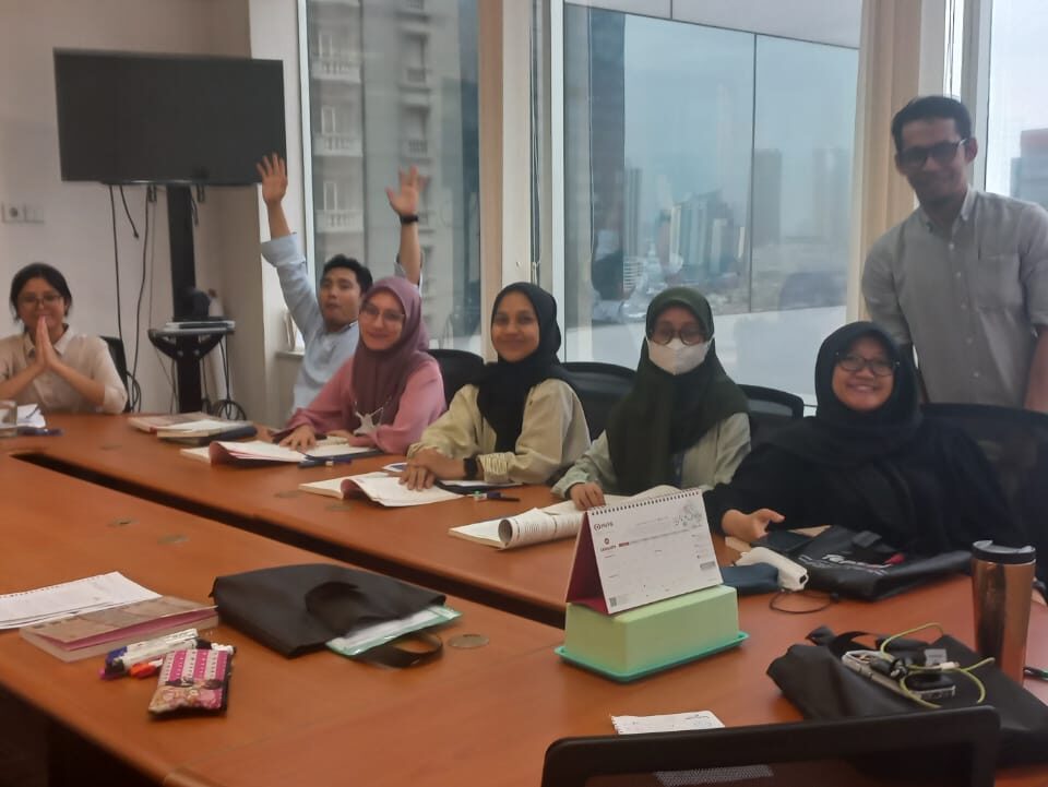 Peserta in house training bahasa Jepang di ruang meeting perusahaan, mengikuti pelatihan untuk mendukung ekspansi bisnis.
