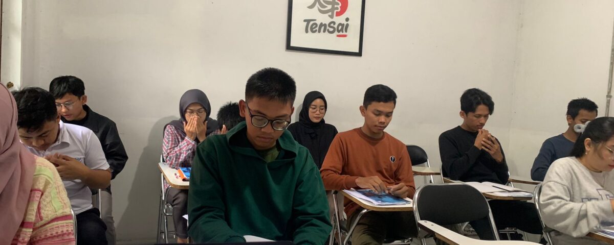 Peserta pelatihan bahasa Jepang di kelas persiapan kerja ke Jepang dengan visa Tokutei Ginou di lembaga Tensai.