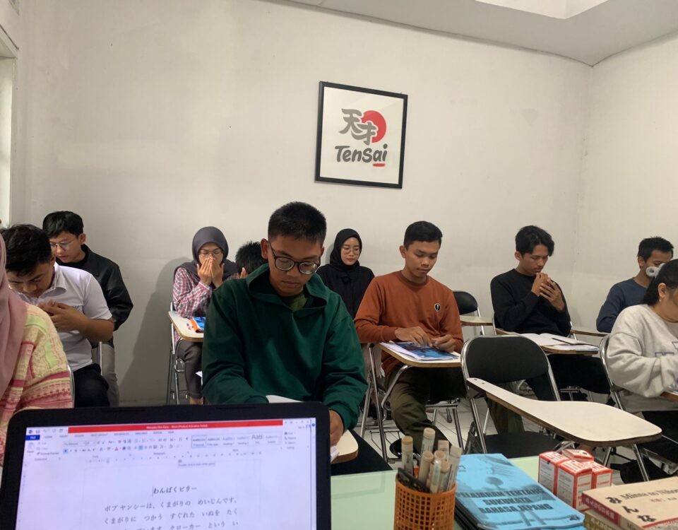 Peserta pelatihan bahasa Jepang di kelas persiapan kerja ke Jepang dengan visa Tokutei Ginou di lembaga Tensai.