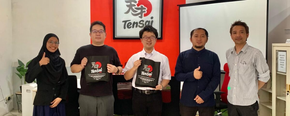 Perwakilan D-Spark dari Jepang berfoto bersama tim Tensai Indonesia usai pertemuan penjajakan kerja sama di kantor Tensai.