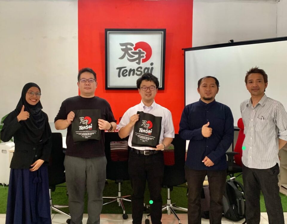 Perwakilan D-Spark dari Jepang berfoto bersama tim Tensai Indonesia usai pertemuan penjajakan kerja sama di kantor Tensai.