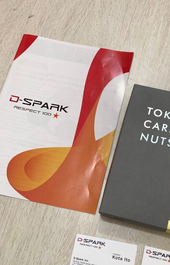 Materi Resmi D-Spark pada Kunjungan ke Tensai Brosur D-Spark “RESPECT 100”, kotak suvenir, dan kartu nama tim D-Spark sebagai dokumentasi kunjungan ke Tensai.