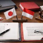 Terjemahan kontrak Jepang Indonesia dengan dokumen hukum dua bahasa, simbol kerja sama bisnis, dan fokus pada pembacaan fungsional klausul